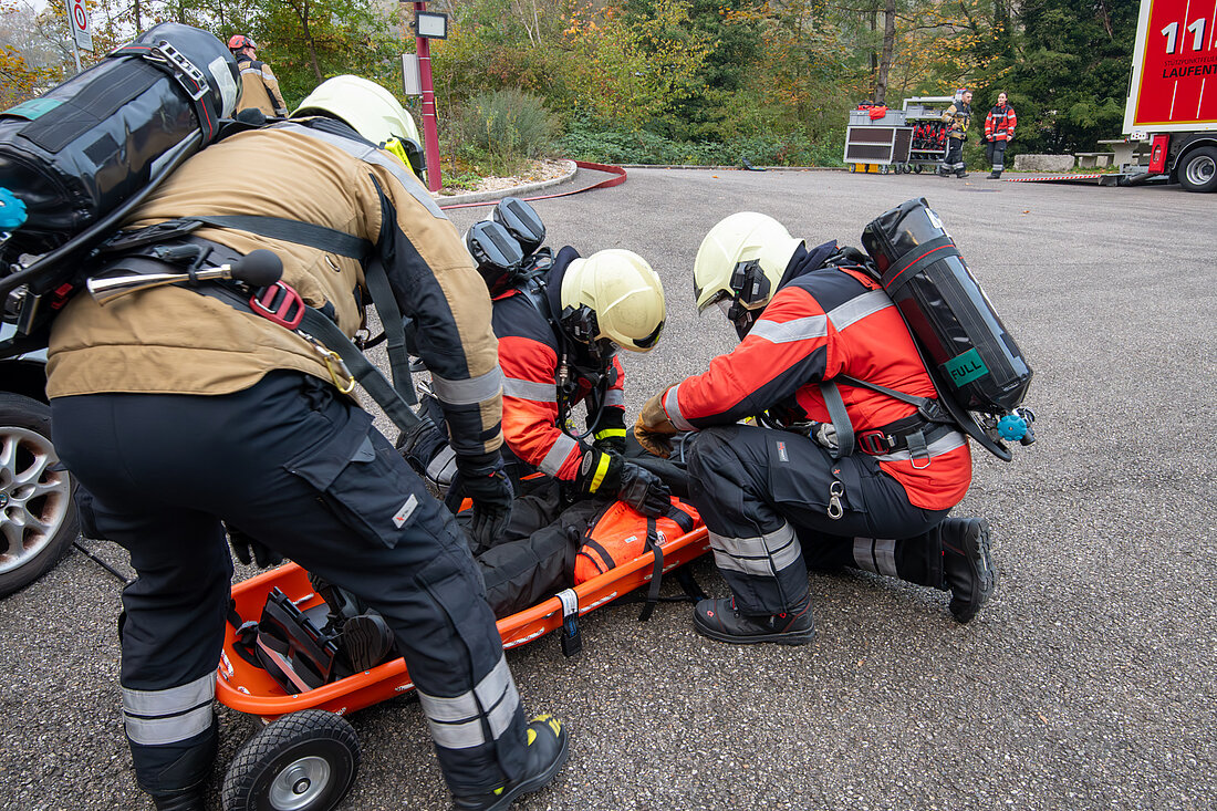 Schleifkorbtrage Feuerwehrangehörige üben den Einsatz einer Schleifkorbtrage