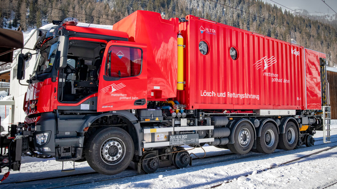 Ein Zweiwegefahrzeug, das als Lösch- und Rettungsfahrzeug konzipiert ist.