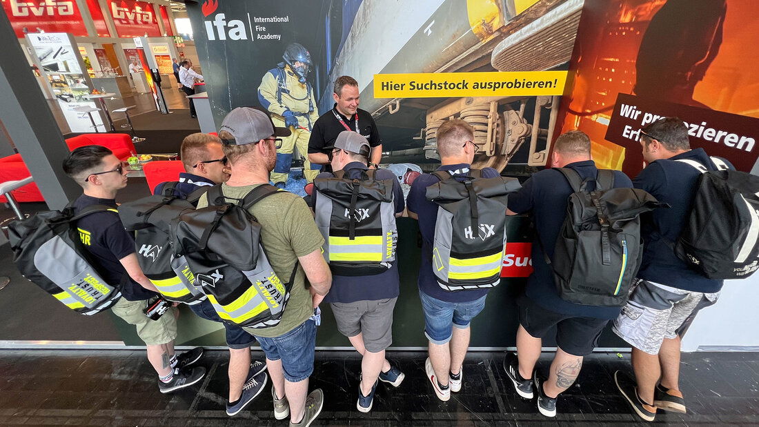 Besucher der Interschutz am Suchstock-Parcours der International Fire Academy