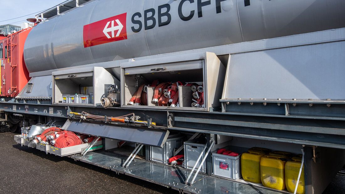 Tanklöschwagen eines Lösch- und Rettungszuges mit Tank, Schlauchmaterial und Armaturen