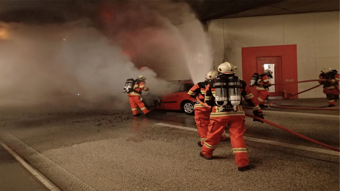 Ein mobiler Grossventilator unterstützt den Rauchabzug bei einem Löschangriff.