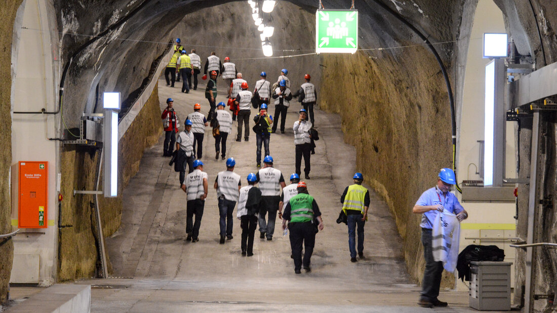 Groupe de visiteurs dans le tunnel de base du Lötschberg