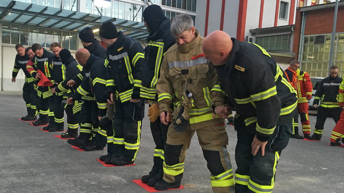 Feuerwehrangehörige üben ihre Koordination und Kommunikation bei der Geschicklichkeitsaufgabe «Schollen-Fluss»