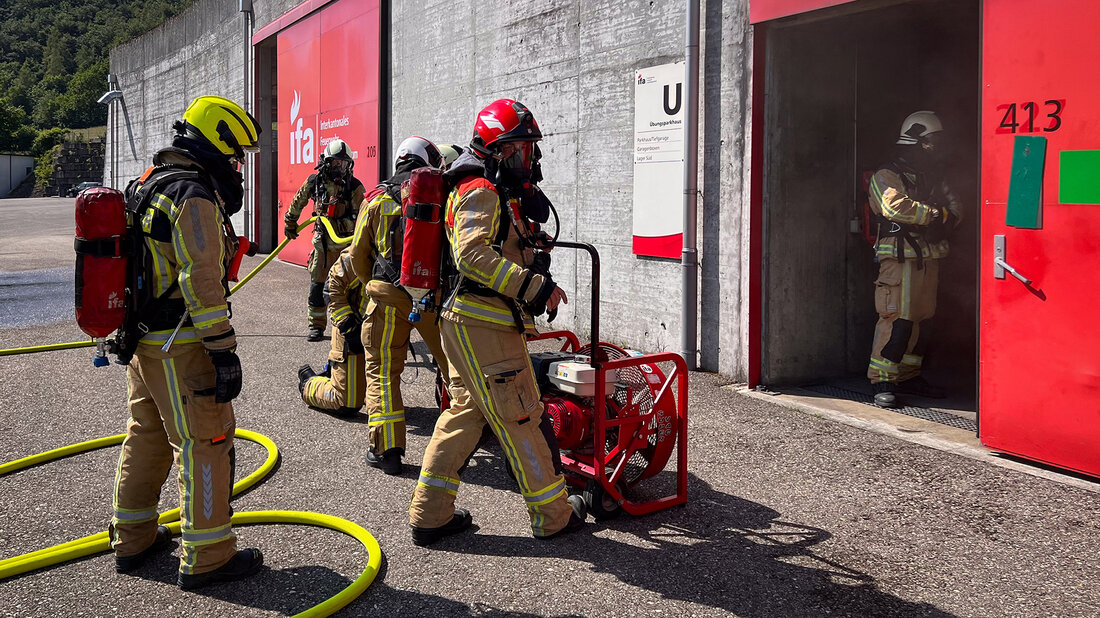 Feuerwehrangehörige trainieren das Schlauchmanagement und die Überdruckbelüftung