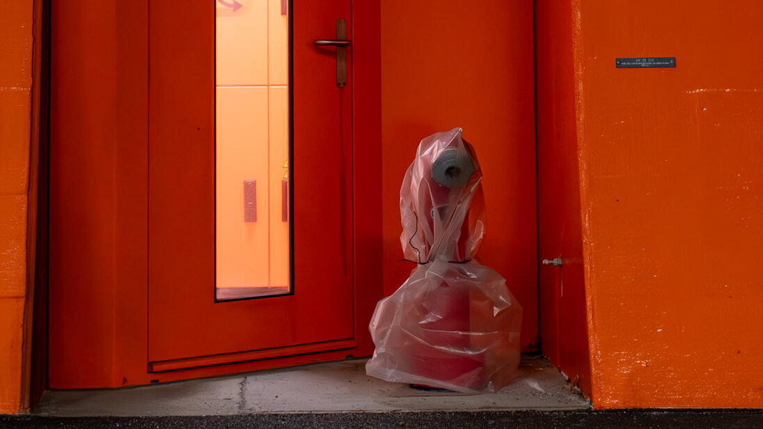Hydrante située devant une niche de secours et protégée contre la salissure par une housse en plastique
