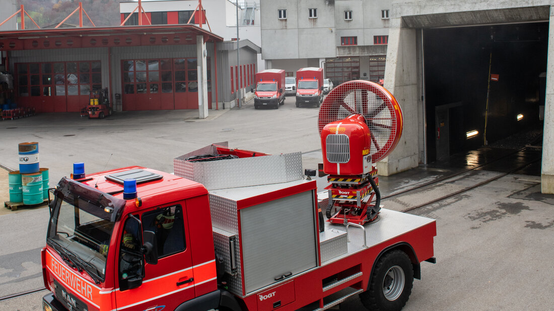 Grand ventilateur placé devant le portail du tunnel ferroviaire d’entraînement de l'International Fire Academy à Balsthal