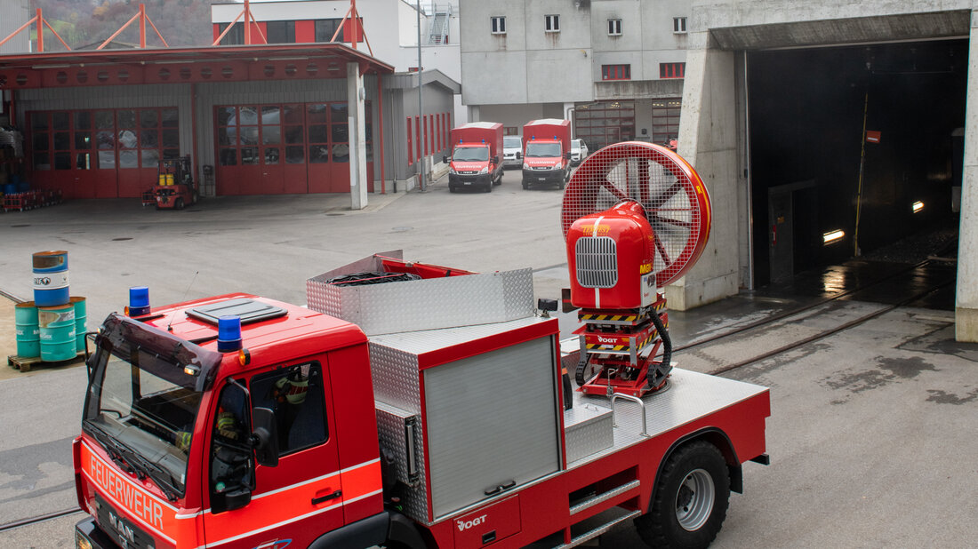 Ein mobiler Grosslüfter steht vor dem Portal eines Bahn-Übungstunnels.