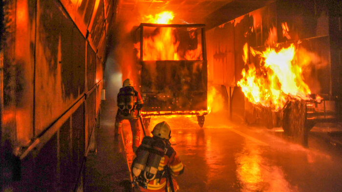 Löschangriff in einem Übungstunnel mit zwei brennenden LKW