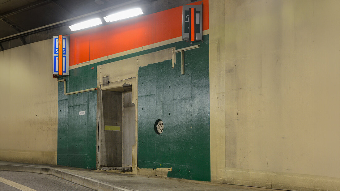 Beschädigter und gesperrter Notausgang in einem Strassentunnel