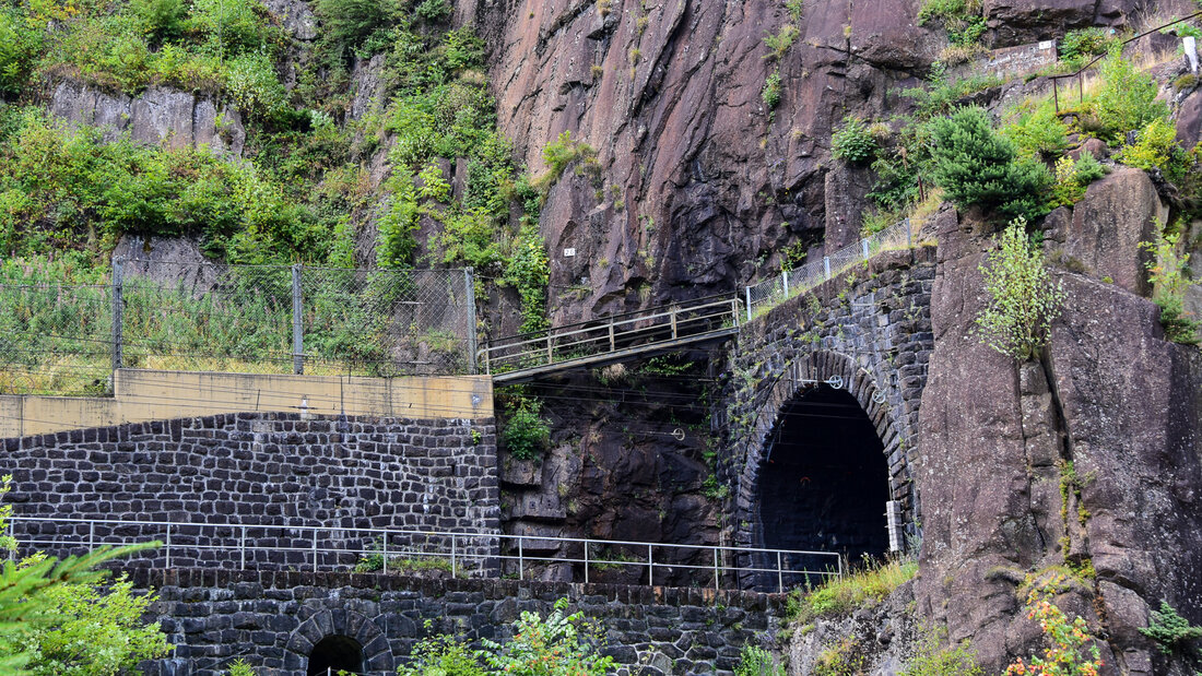 Portal eines Bahntunnels an der Gotthardstrecke, das nicht direkt mit Feuerwehr-Strassenfahrzeugen erreicht werden kann.