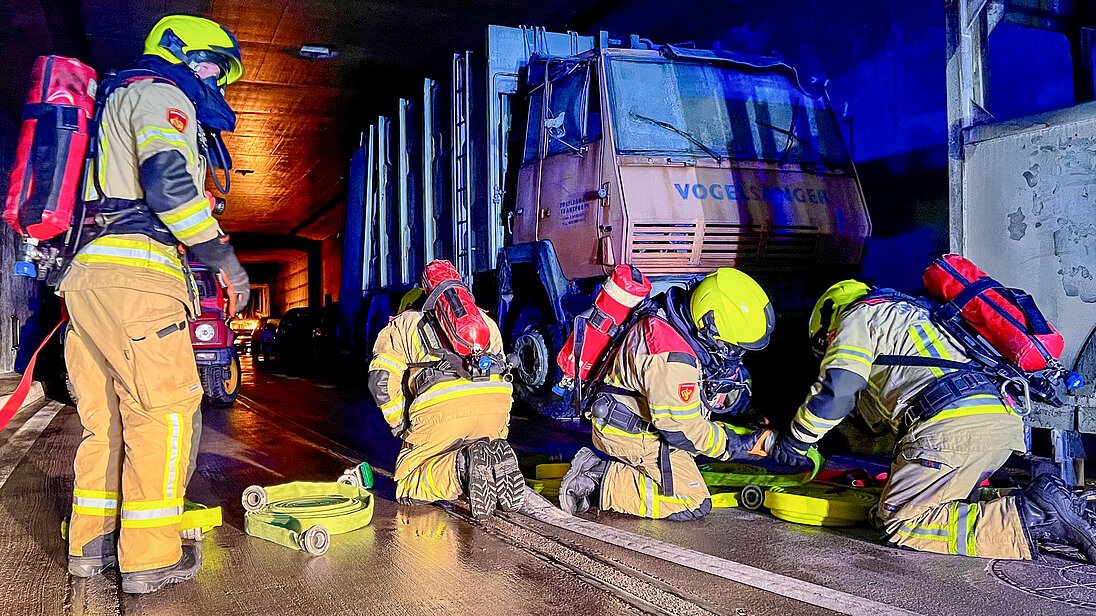 Exercice d’attaque d’extinction avec management des conduites et gestion de la lance dans le tunnel d’entraînement