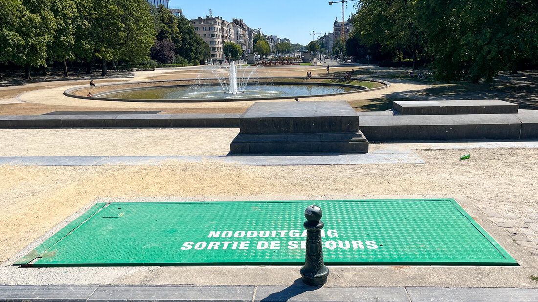 Sortie de secours du métro de Bruxelles débouchant dans le Parc du Cinquantenaire 