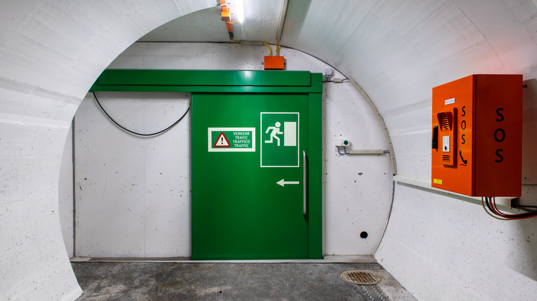 Dispositif d’appel d’urgence installé dans la zone de sécurité se trouvant derrière la porte de la sortie de secours