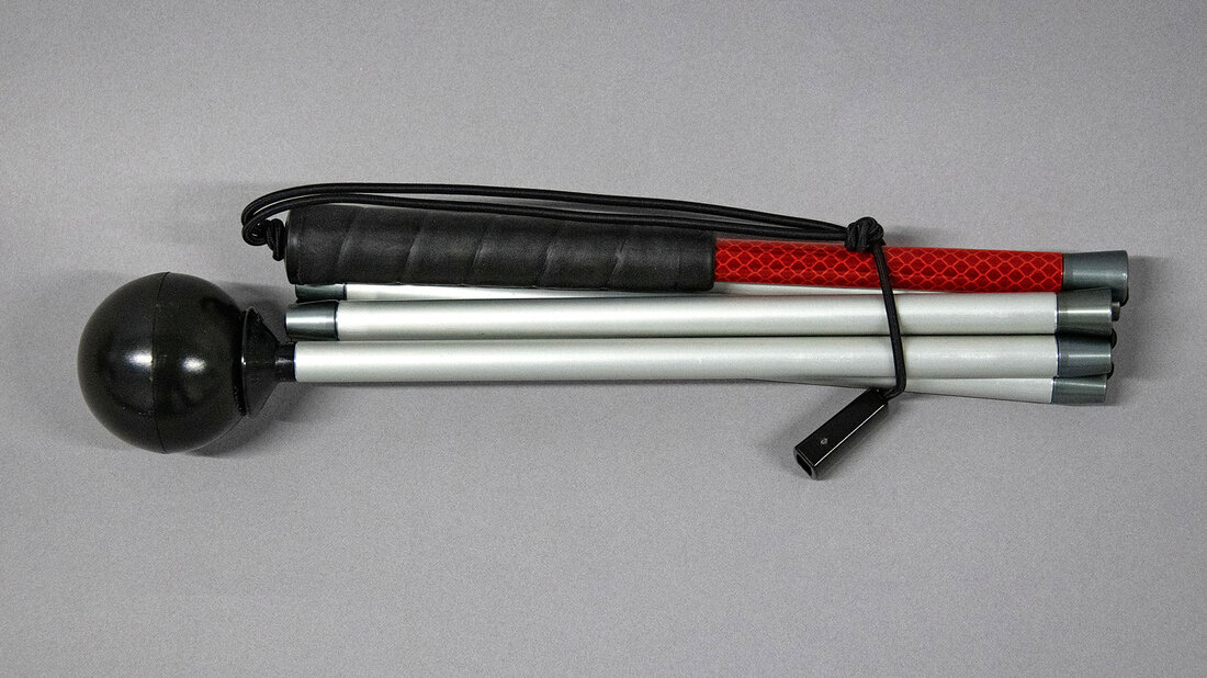 Le bâton de recherche replié.