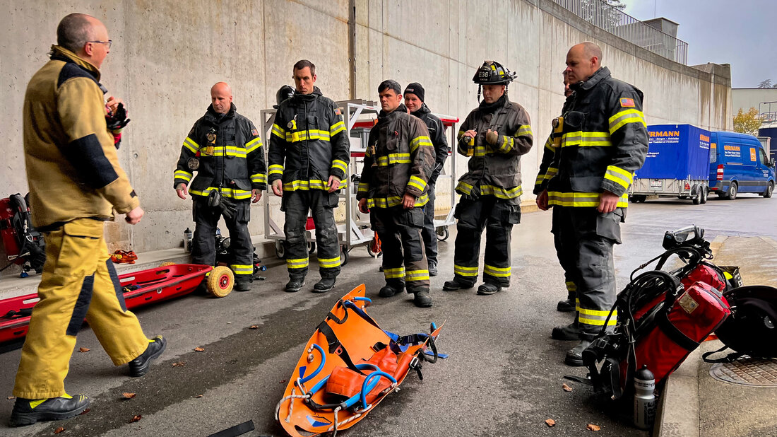 Un instructeur présente les moyens de transport utilisés lors des inter-ventions dans les tunnels.