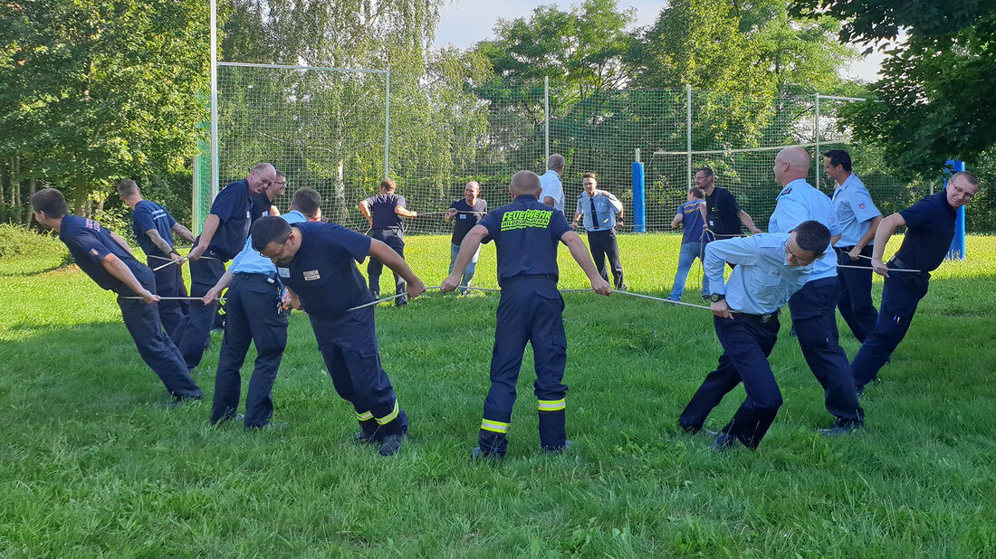 Feuerwehrangehörige bei einer Übung zur Gruppendynamik