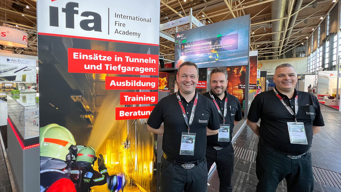 Les instructeurs de l’International Fire Academy Thomas Luder, Marcel Schleuniger et Sandro Stramonio (de g. à dr.) prêts à répondre aux questions des visiteurs