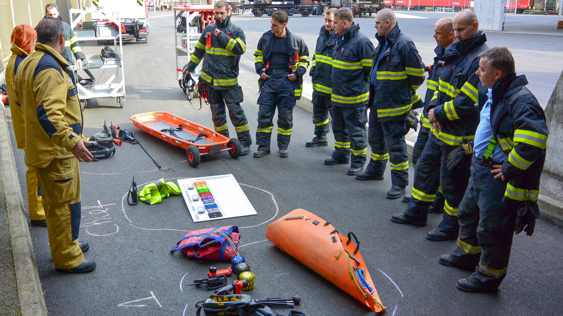 Instruktoren erläutern Feuerwehrangehörigen die Hilfsmittel für einen Tunneleinsatz