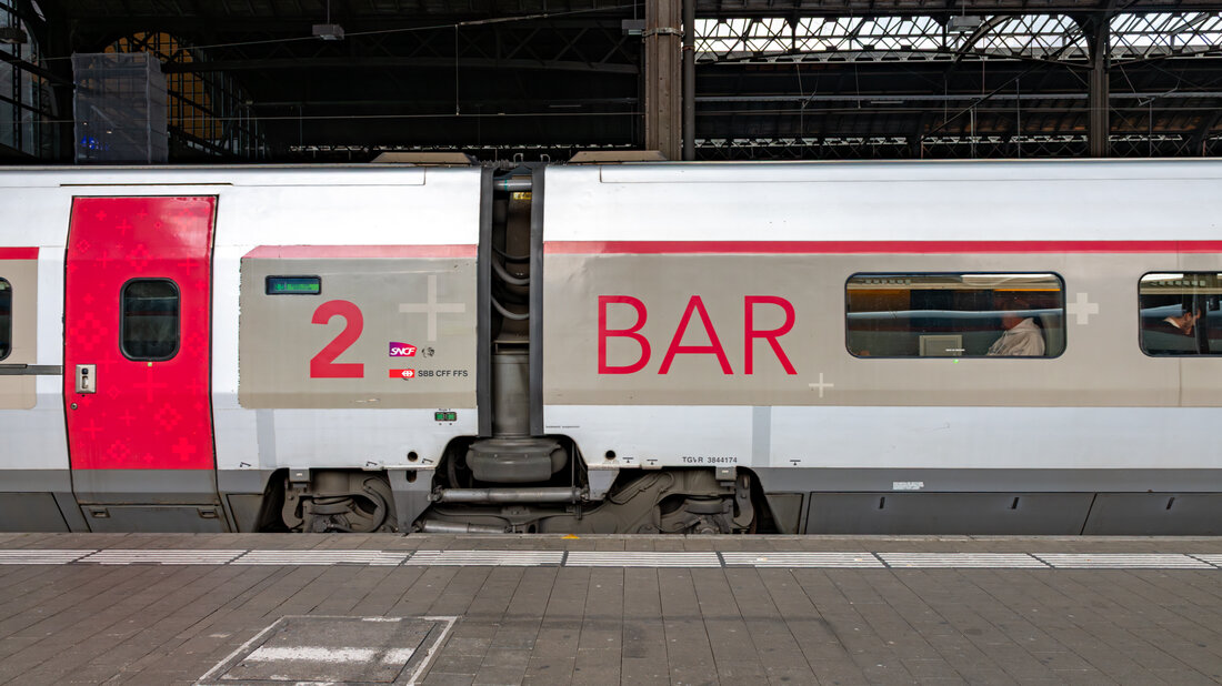 Reisezug 2 Detailfoto von zwei TGV-Wagen mit gemeinsamem Drehgestell