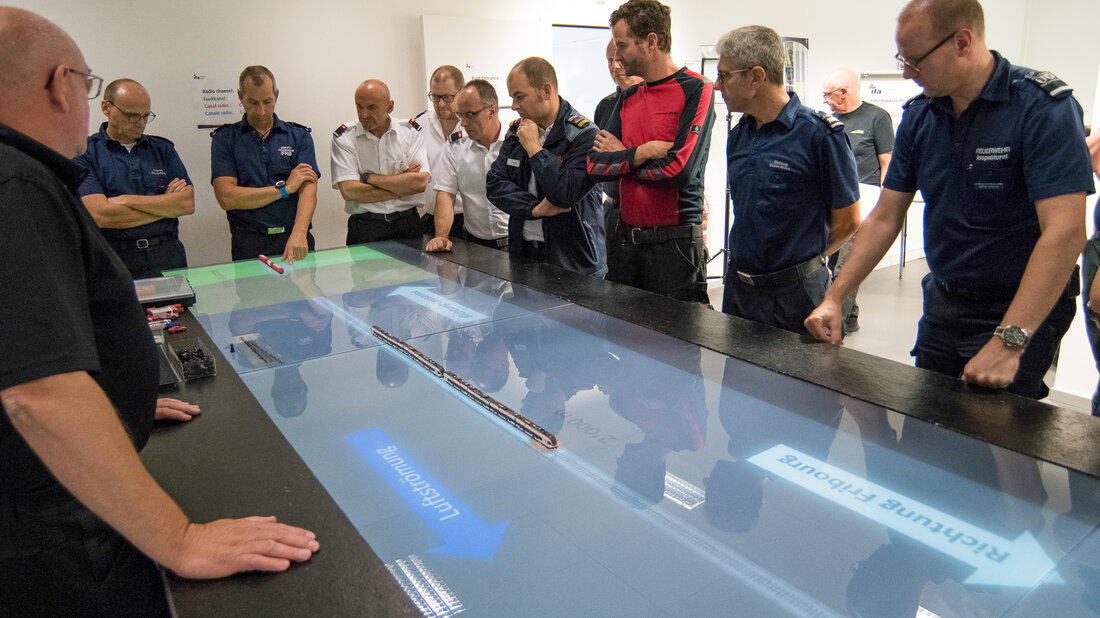 Feuerwehrangehörige bei einer Planspielübung im Taktikzentrum der International Fire Academy 