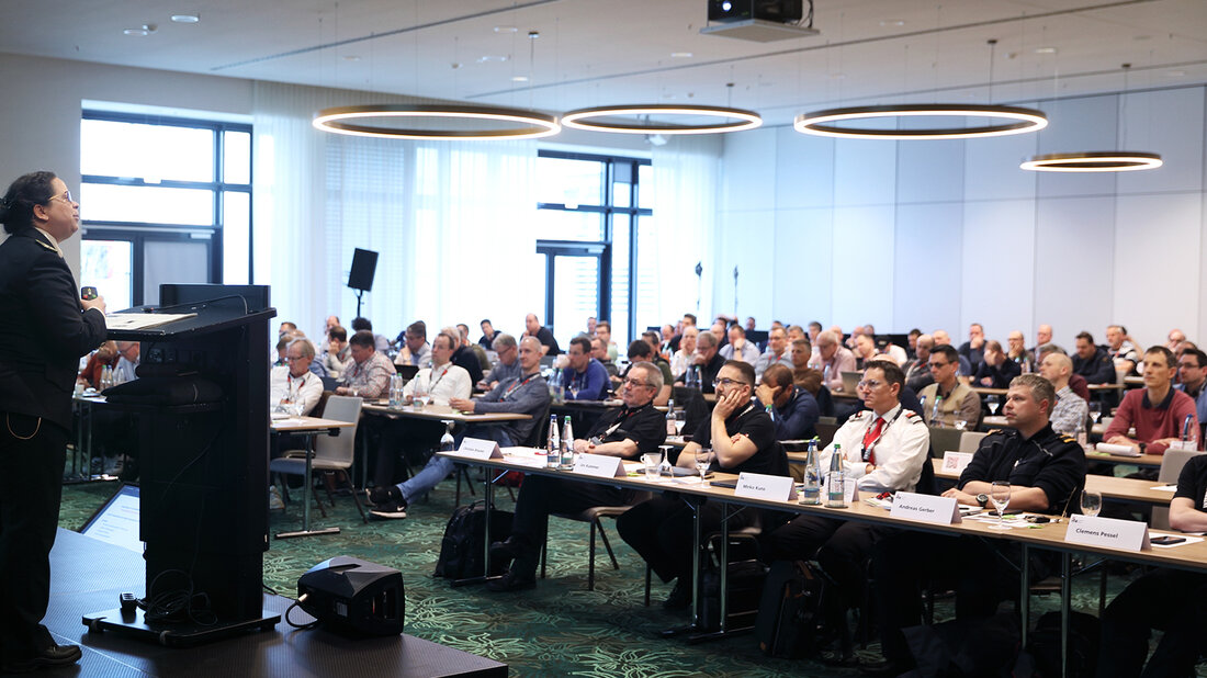 Yvonne Künstle bei ihrem Vortrag zur PSNV beim Kommandanten-Forum in Stuttgart