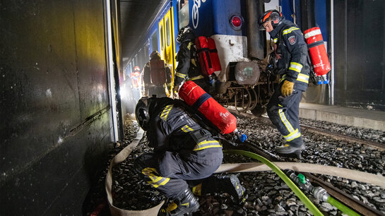Des sapeurs-pompiers exercent le management des conduites dans un tunnel ferroviaire