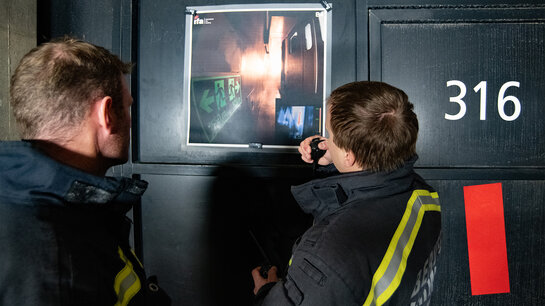 Des sapeurs-pompiers discutent d'un scénario d'intervention dans un tunnel ferroviaire