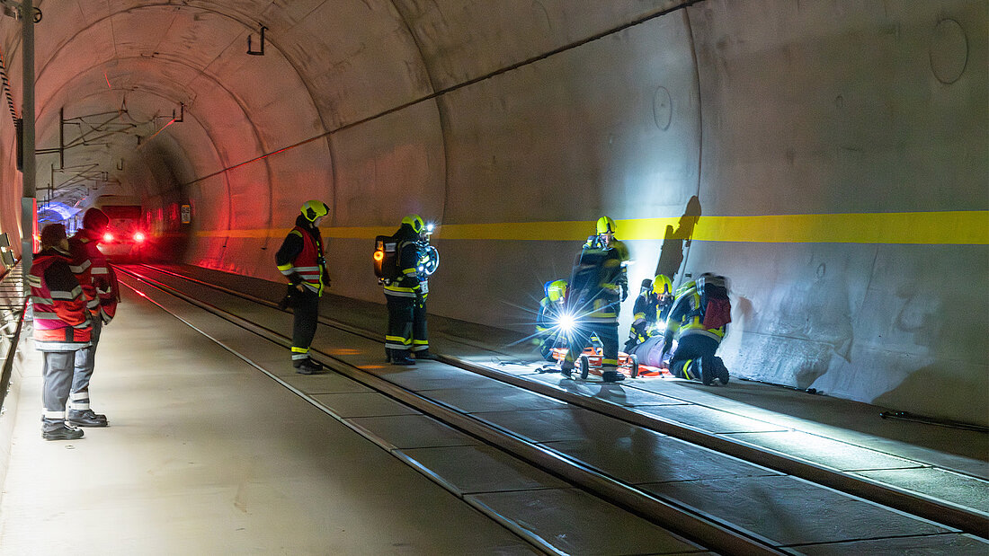Feuerwehr-Übung in einem Bahntunnel mit Beobachtern