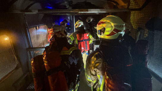 Des sapeurs-pompiers exercent la recherche dans un wagon 