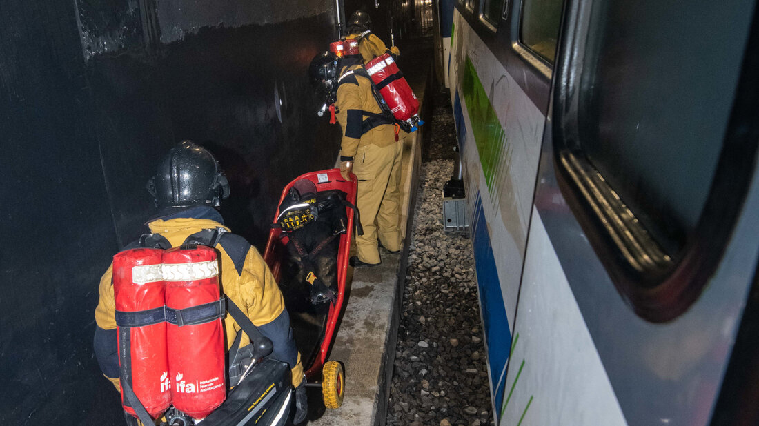 Feuerwehrangehörige bei der Ausbildung im Bahn-Übungstunnel