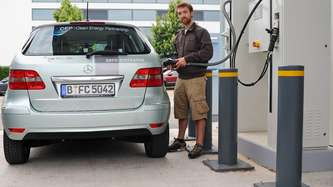 Refuelling a hydrogen vehicle