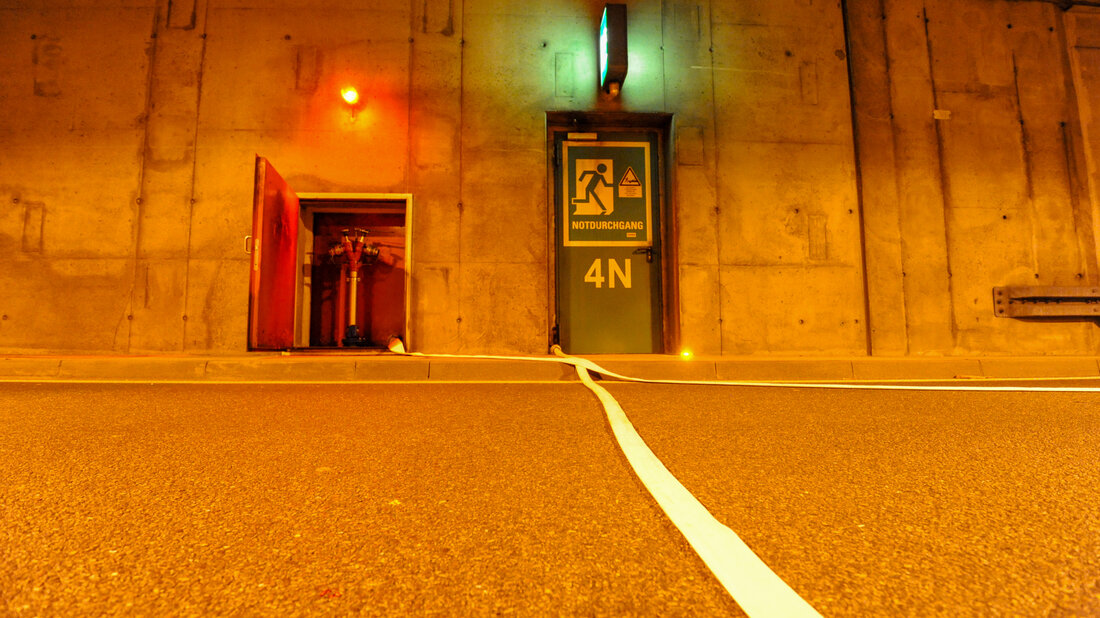 Verlegen von Löschleitungen im Tunnel