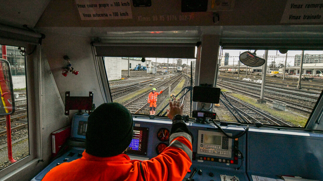 Hand signal for the train driver