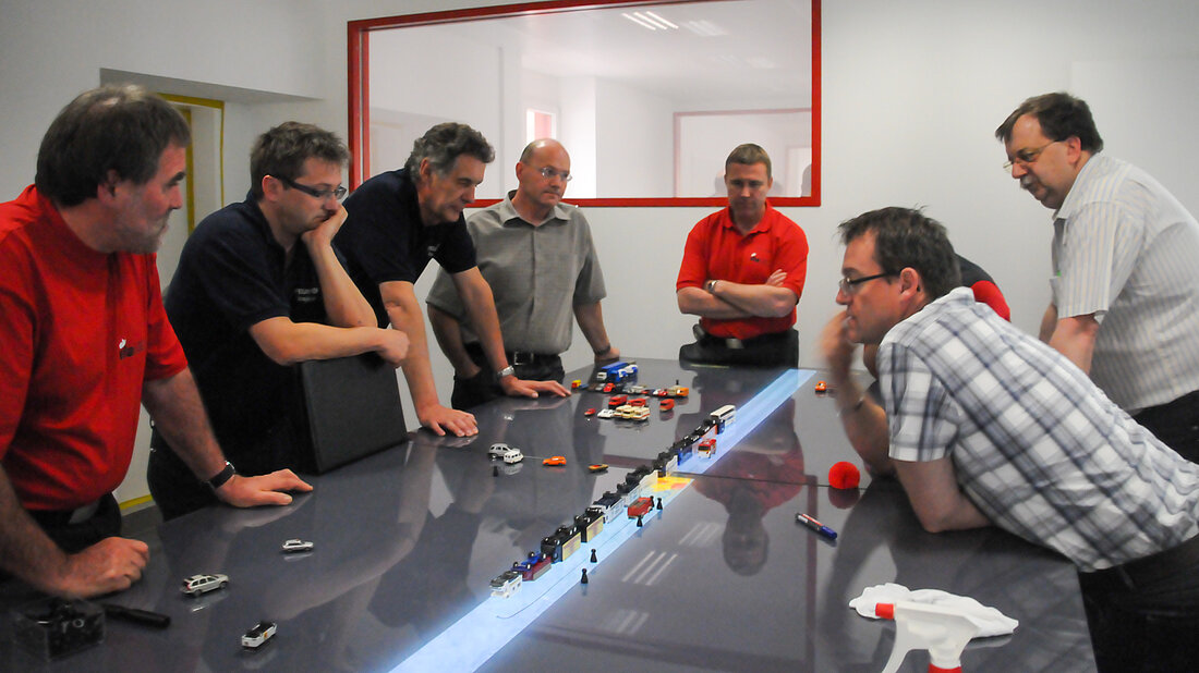 Un atelier de l’EDD dans le Centre tactique. Les membres de l'équipe de développement et de didactique développent la procédure d'intervention des pompiers lors d'un incendie dans un tunnel.