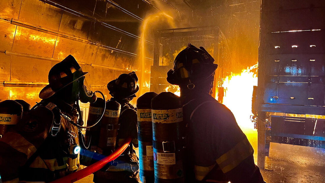 Feuerwehrkameraden aus Seattle testen Zweiflaschengeräte