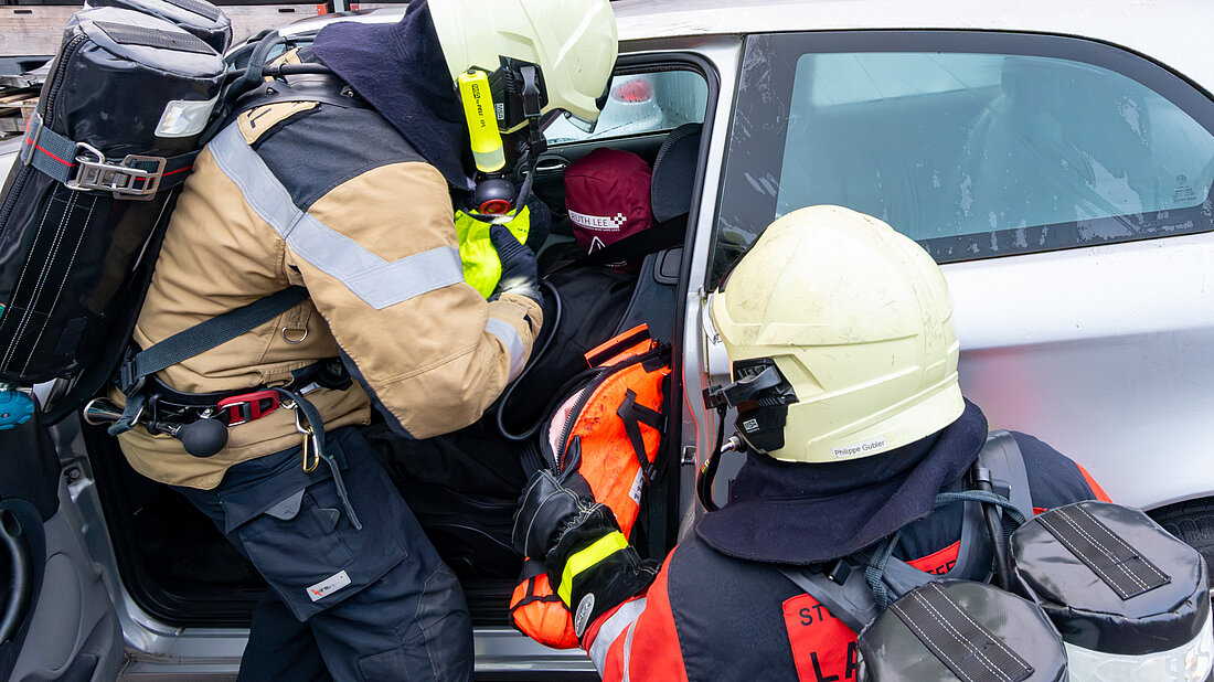  Des sapeurs-pompiers s’exercent à l’utilisation d’une cagoule de sauvetage