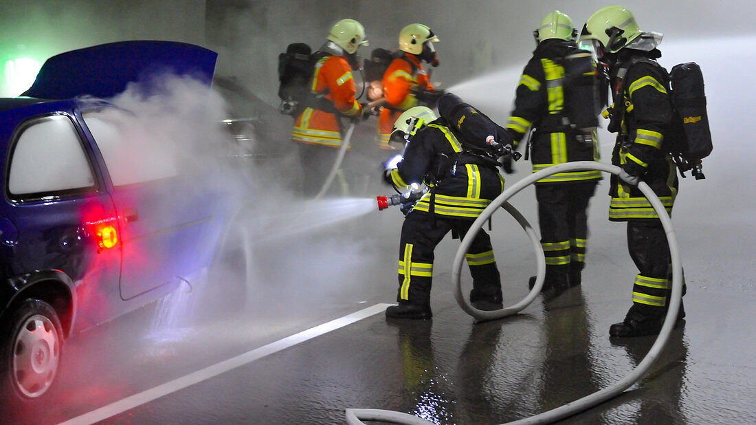 Feuerwehrangehörige trainieren den Löschangriff in einem Strassentunnel