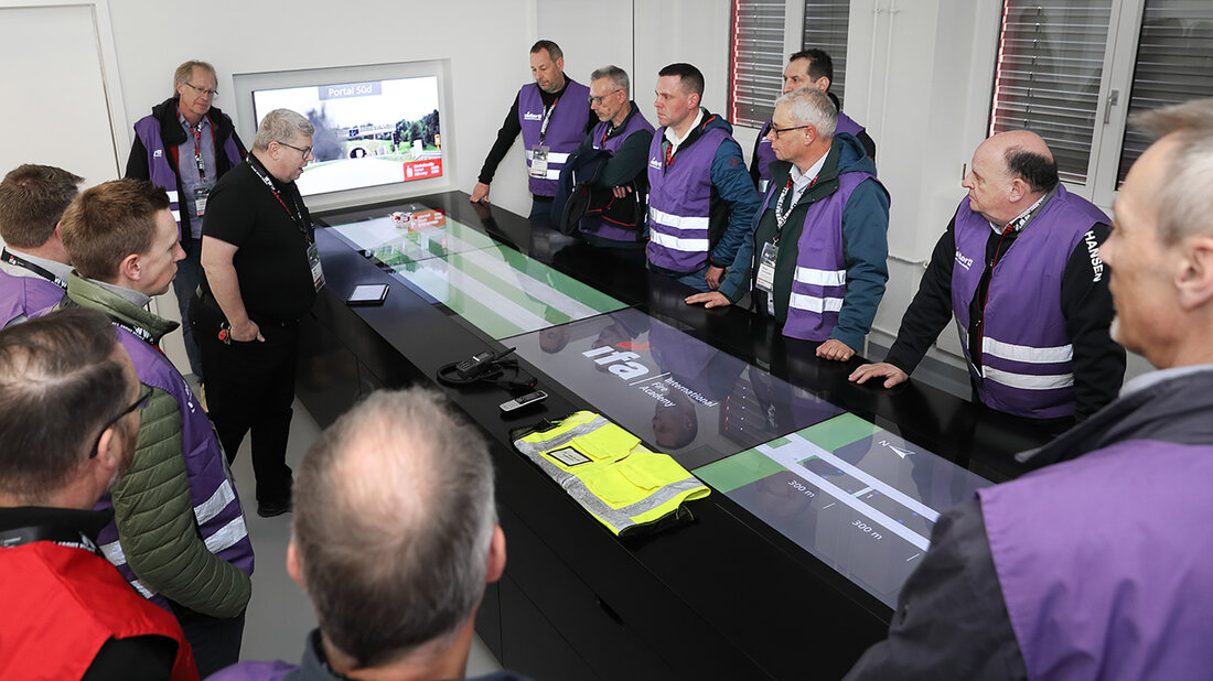 Diskussion von Einsatzszenarien im Taktikzentrum der International Fire Academy