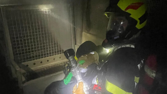 Des sapeurs-pompiers exercent l’extinction dans un convoi ferroviaire