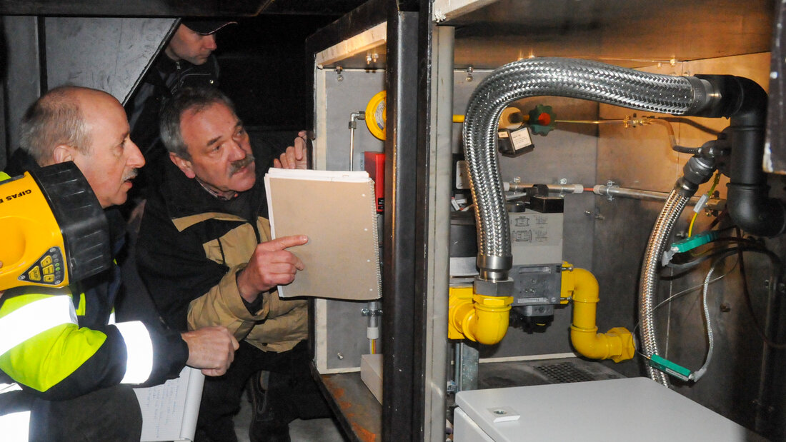 Two inspectors examine the liquefied gas installation in the Lungern training tunnel