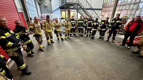 Des sapeurs-pompiers effectuent une recherche dans une automotrice