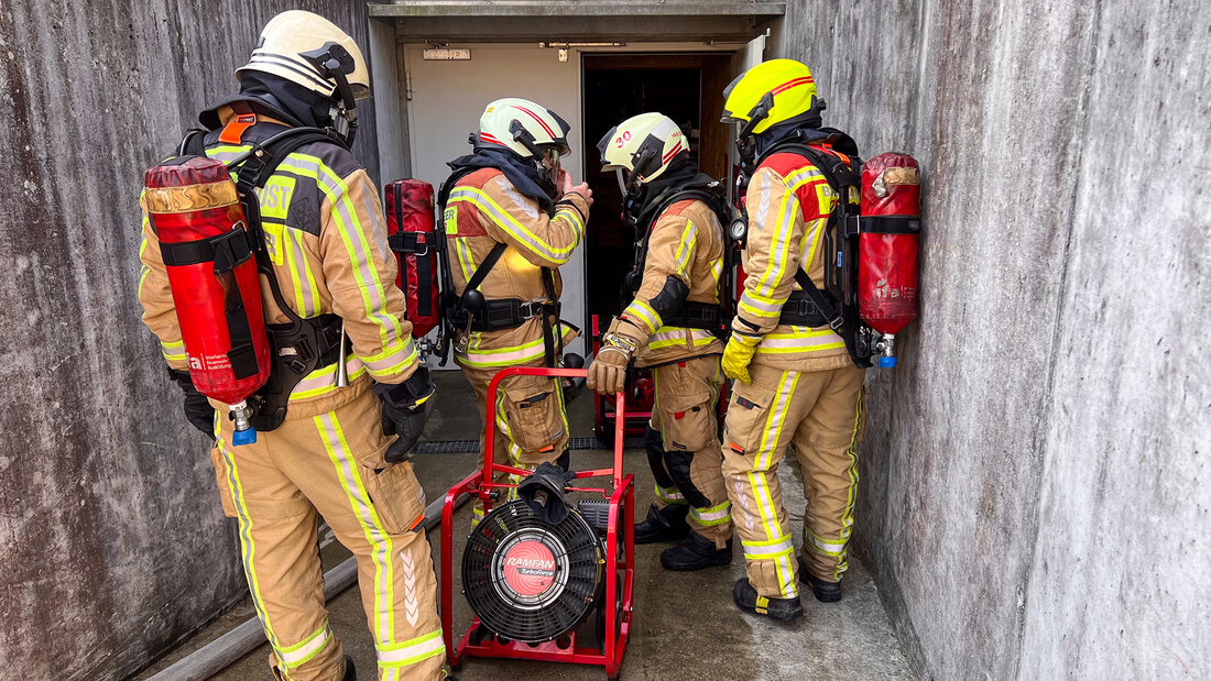 Feuerwehrangehörige testen die Arbeit mit Lüftern