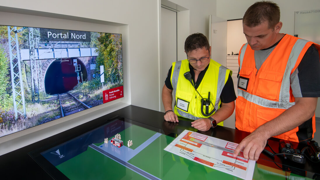 Exercice de simulation sur plans dans le cadre de la coopération entre les sapeurs-pompiers et les compagnies ferroviaires