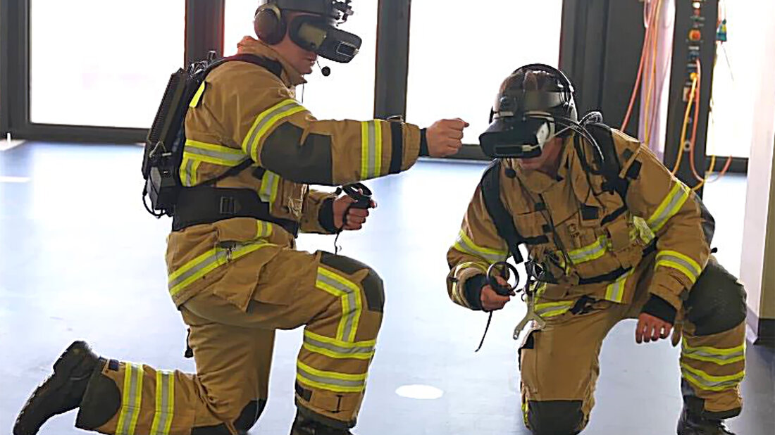VR-Training BER Berlin Zwei Feuerwehrangehörige mit VR-Ausrüstung trainieren gemeinsam