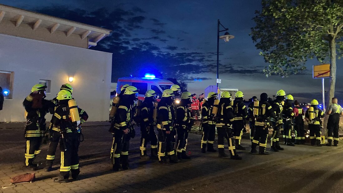 Feuerwehrangehörige bei nächtlichem Tiefgarageneinsatz