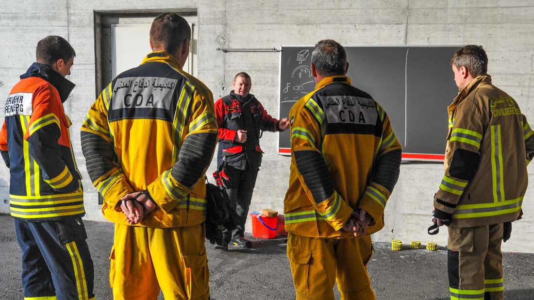 Ausbildung international Ausbildung von Feuerwehrangehörigen aus verschiedenen Ländern.