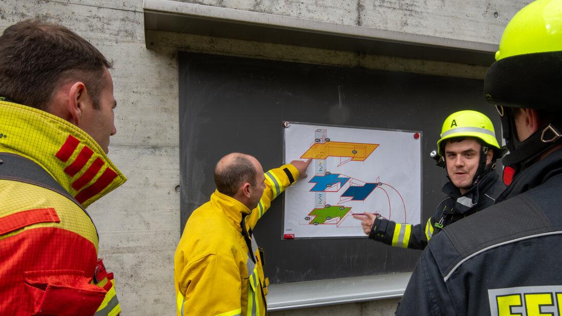 Incident commanders discuss their procedure for ventilation