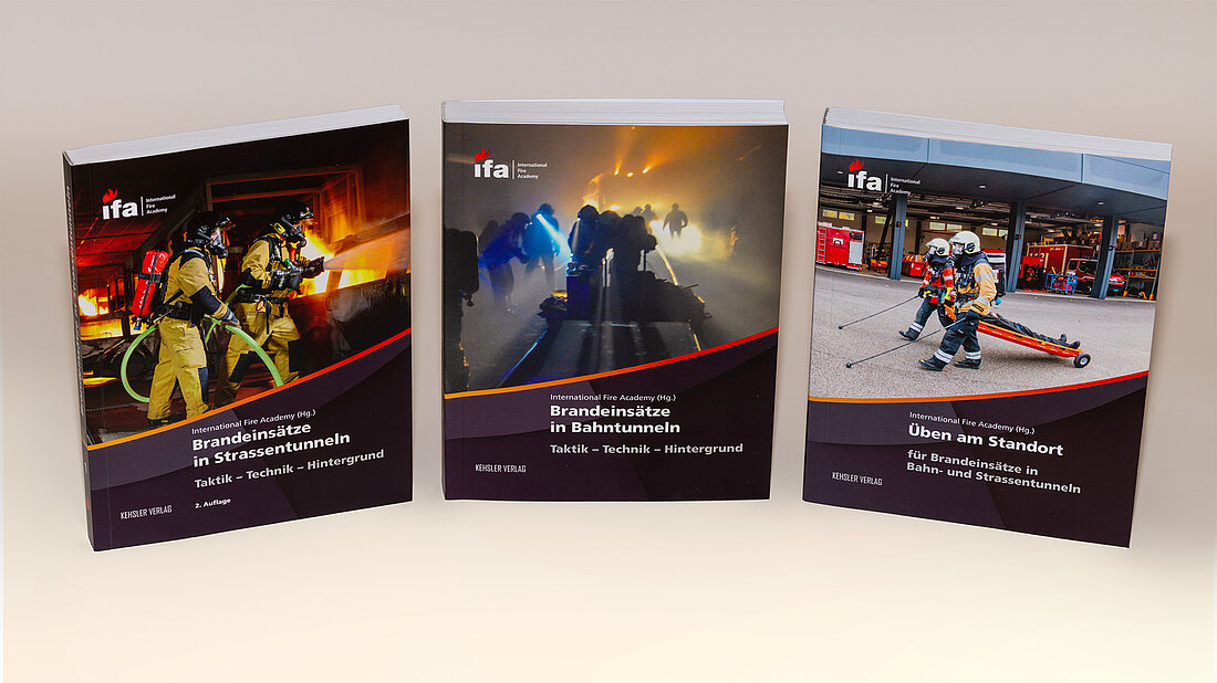 Blick auf die drei Fachbücher der International Fire Academy