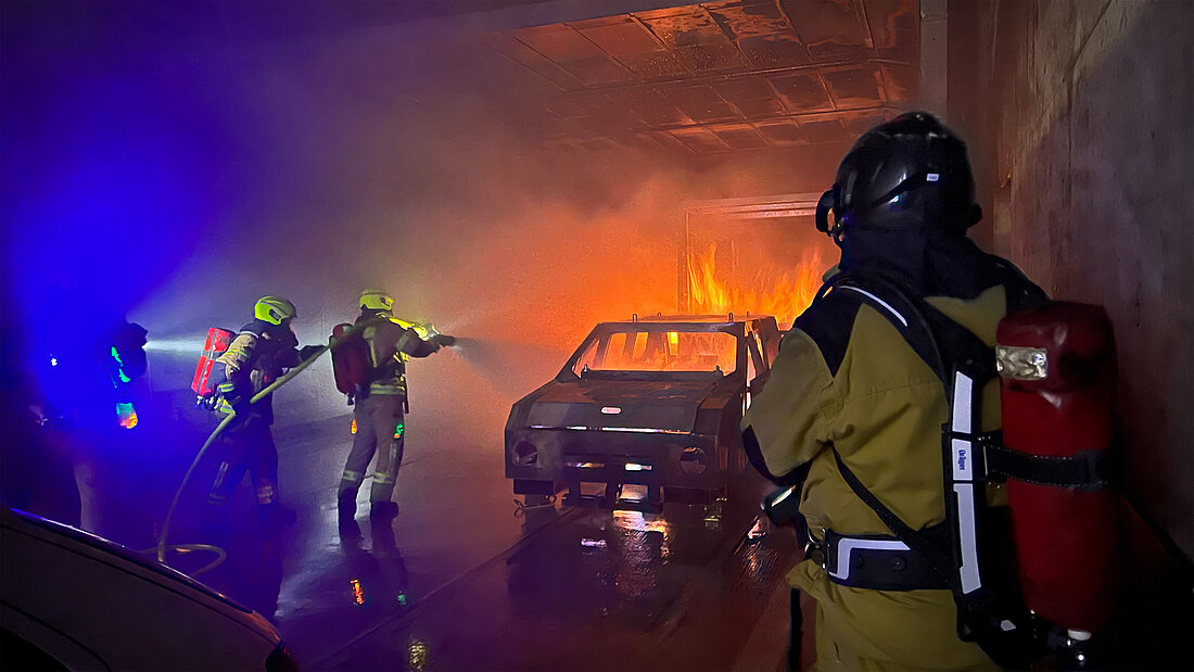 Feuerwehrangehörige bei der Brandbekämpfung im Übungstunnel