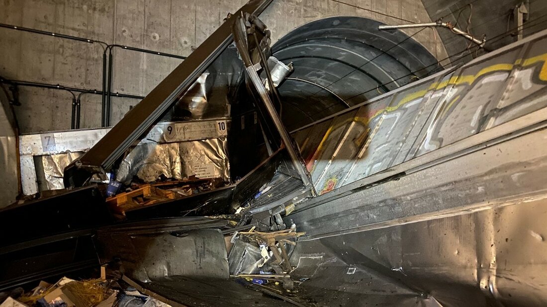 Zerstörter Güterwagen nach Zugentgleisung im Gotthard Basistunnel © SBB